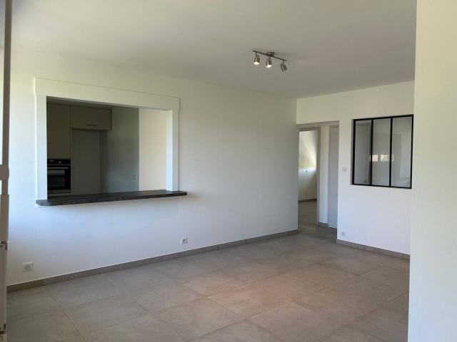 Appartement T3 traversant rénové à neuf avec garage et cave