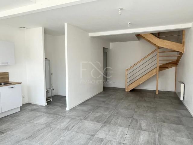 APPARTEMENT T3 A LOUER CALUIRE ET CUIRE 53.31 m2 822 € charges comprises par mois