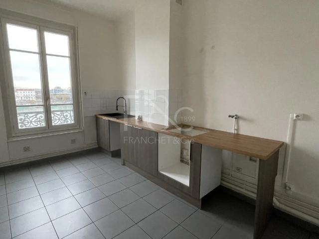 APPARTEMENT T3 A LOUER LYON 2EME ARRONDISSEMENT 89.85 m2 1 131 € charges comprises par mois