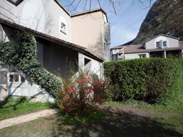 appartement t3 à st egreve ref ges12950002 900 agence delphine teillaud