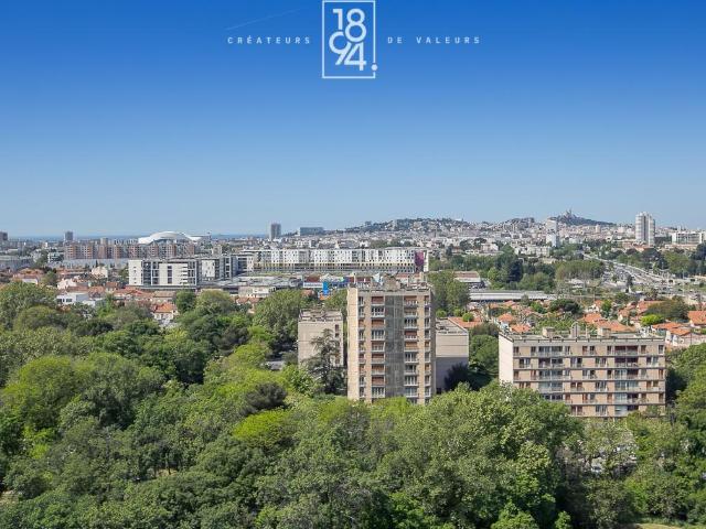T3 52 m² rénové Piscine Espaces verts Jardin 13010