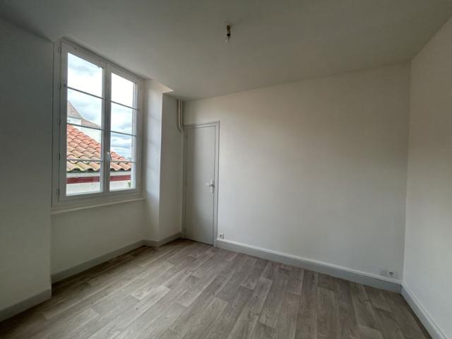 Appartement T3 au 1er étage au centre ville de st palais