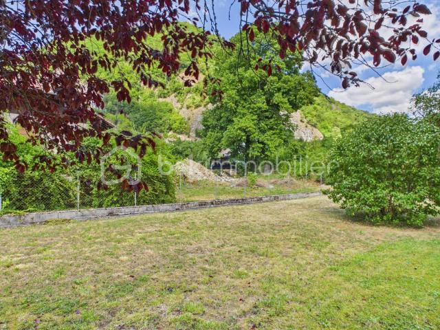 Appartement T3 avec jardin de 480 m² privatif et combles aménageables – La Tour