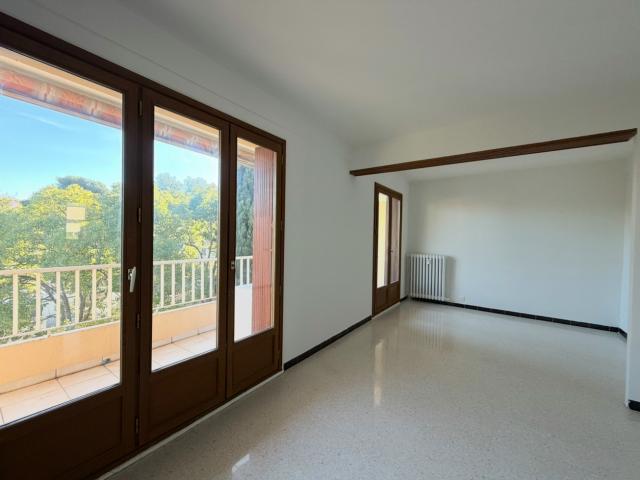 Appartement T3 de 63 m2 à Sanary sur Mer rénové et proche centre ville