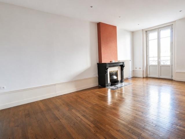 Appartement T3 de caractère avec garage au cœur du Chambon Feugerolles