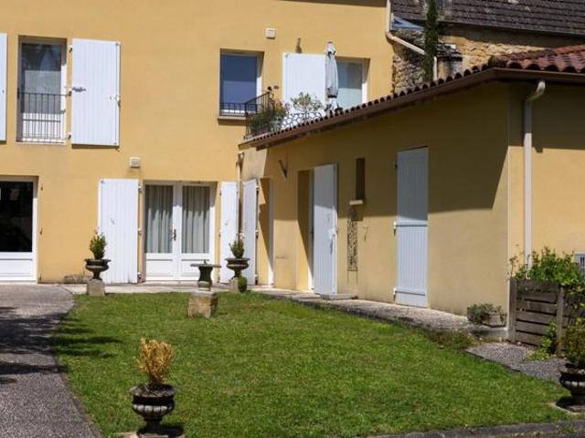 Appartement T3 de standing en rez de jardin avec petit jardinet