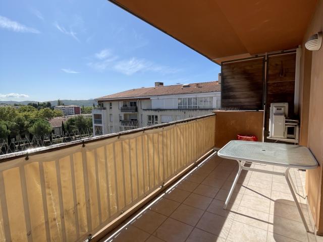 Appartement T3 d'environ 68m2 en 5ème étage avec ascenseur et climatisation terrasse et parking privatif