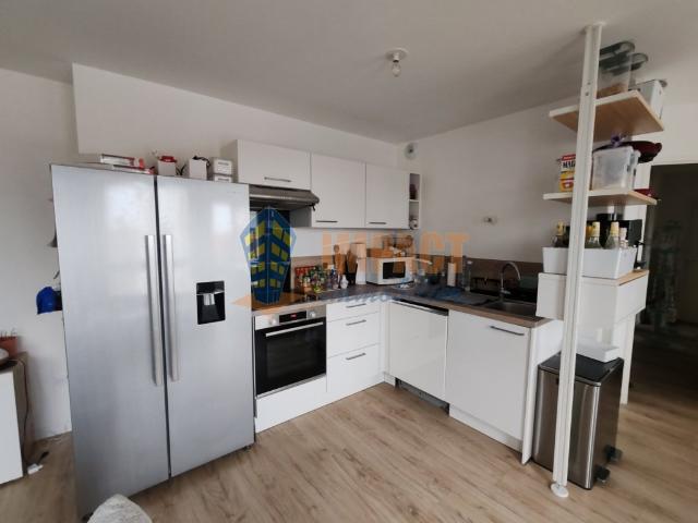 Appartement T3 en centre village situé au 3ème et dernier étage d'une résidence de 2023
