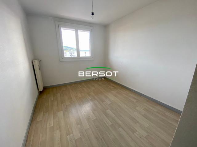 Appartement T3 en chauffage collectif avec balcon, cave et parking collectif