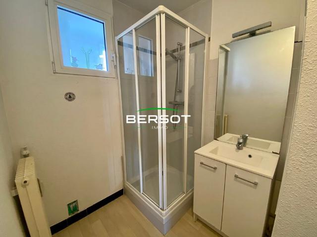 Appartement T3 en chauffage collectif avec balcon, cave et parking collectif