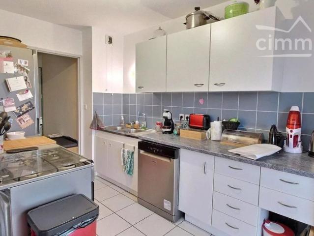 Appartement T3 en résidence avec balcon plein centre