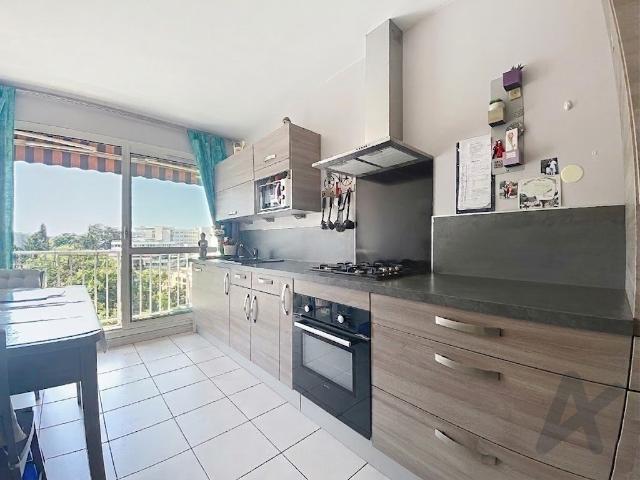 Appartement T3 possibilité T4 étage élevé dans résidence fermée et arborée avec balcons garage et cave