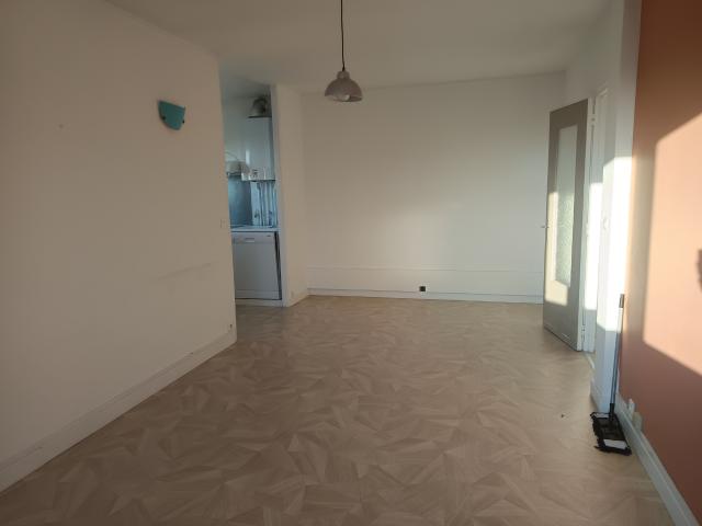 Appartement T3 proche citadelle exposé SUD EST avec vue sur TOUR PERRET ET CATHEDRALE