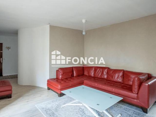 Appartement t3 proche des commerces avec balcon et place de parking