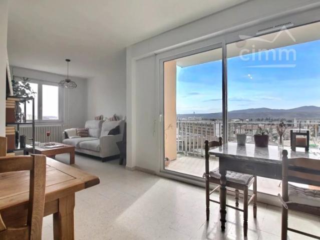 Appartement T3 rénové avec garage et vue imprenable sur le pilat