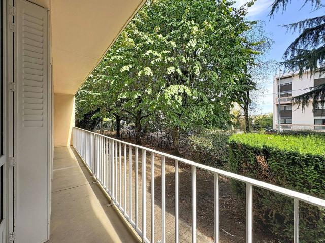 Appartement T3 rénové avec balcon et garage