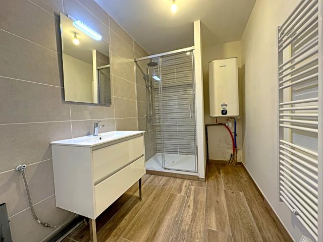 Appartement T3 rénové avec grand séjour de 45 m2 et extérieu