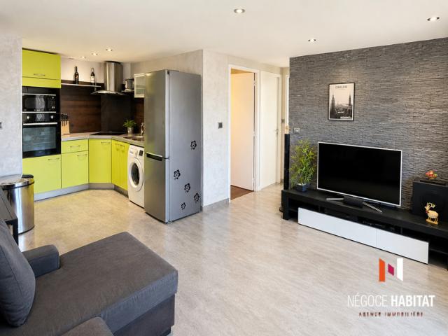 appartement T3 rénové en dernier étage centre du village