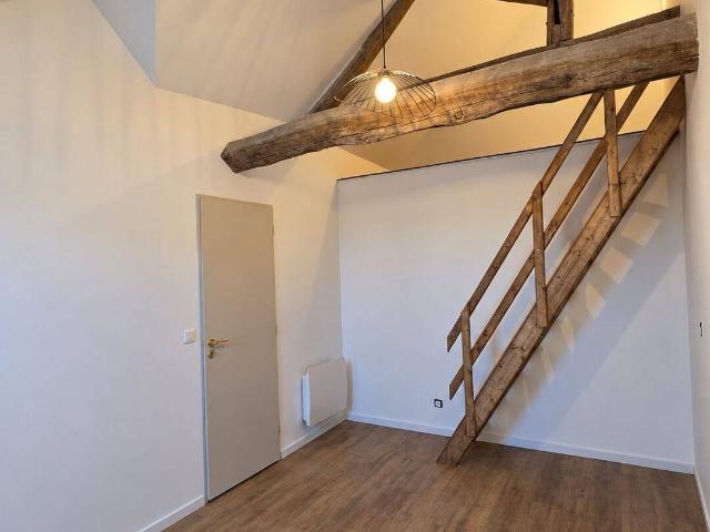 Appartement T3 rénové sous les toits, 61 m² au sol, Centre historique de Morêt sur Loing