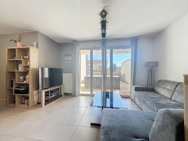 Appartement T3 rez de jardin surélevé avec grande terrasse et place de stationnement privative
