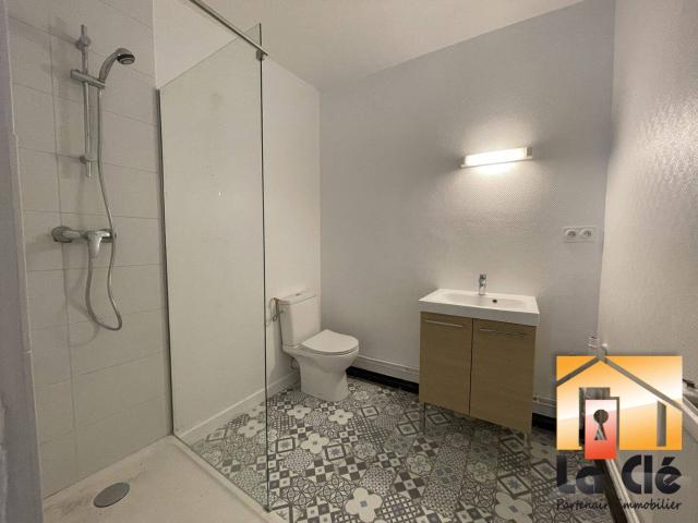 Appartement T1 à louer au 2ème étage en centre ville de Néra