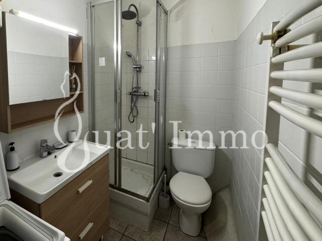 Appartement T1 à louer à Manosque, idéalement situé dans un environnement pratique et agréable, à proximité de