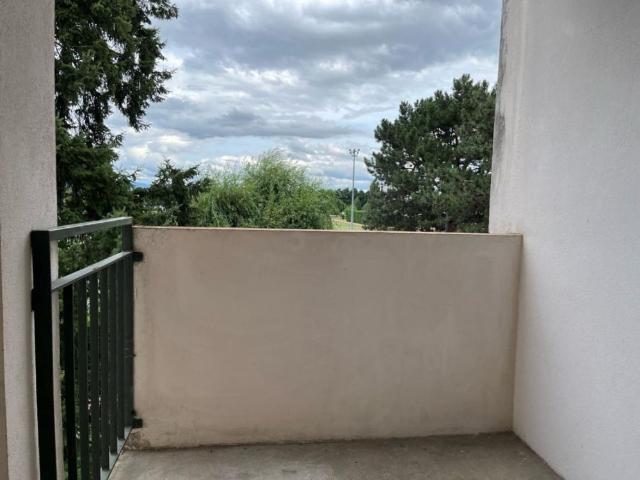APPARTEMENT T1 A LOUER A RIORGES CHATEAU D'EAU