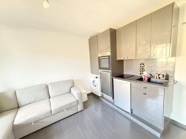 Appartement T1, rénové avec balcon au centre ville 23m² Sanary sur Mer