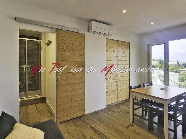 Appartement T2 26m2 avec balcon, proche René Sabran, vue mer et salins à Gienss. Parking privatif