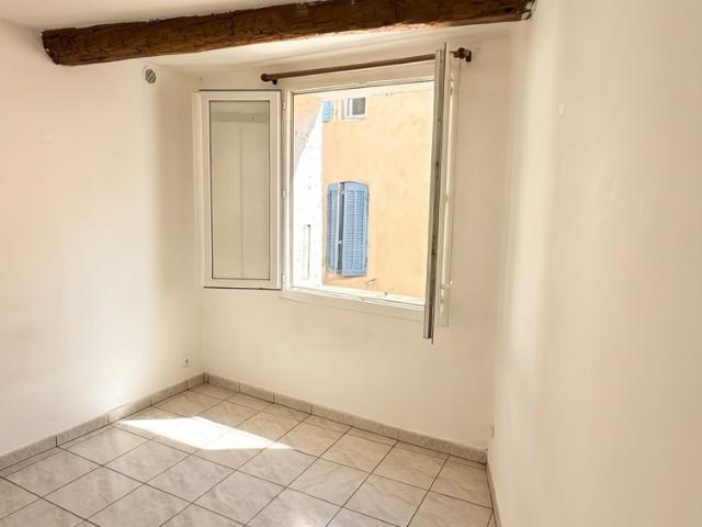 Appartement T2 28,85 m2 Nans les Pins R+1