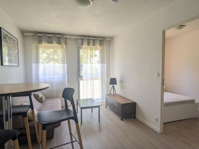 Appartement T2 28.8mï¿½ MEUBLE REZ DE CHAUSSEE PARKING SAINT SEBASTIEN SUR LOIRE