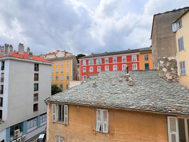 Appartement T2 à louer au 4ème étage à Bastia Centre ville Cardo
