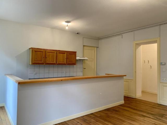 APPARTEMENT T2 A LOUER A AMPLEPUIS
