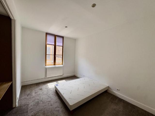 APPARTEMENT T2 A LOUER A ROANNE PLACE DU MARCHE
