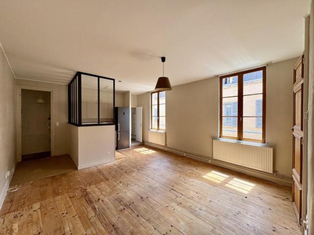 APPARTEMENT T2 A LOUER A ROANNE PLACE DU MARCHE