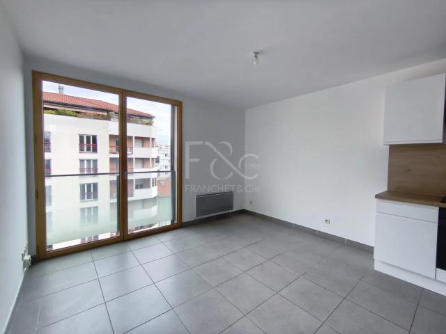 APPARTEMENT T2 A LOUER LYON 7EME ARRONDISSEMENT 40.5 m2 873 € charges comprises par mois