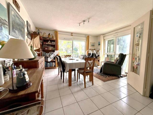 Appartement T2 à vendre à Saintes rive gauche, ascenceur, ca