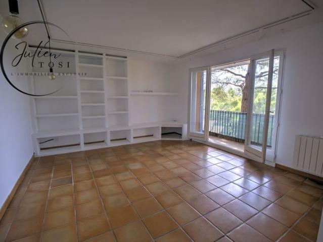 Appartement T2 avec extérieur, cave et box fermé Secteur recherché Mougins le Haut 06250