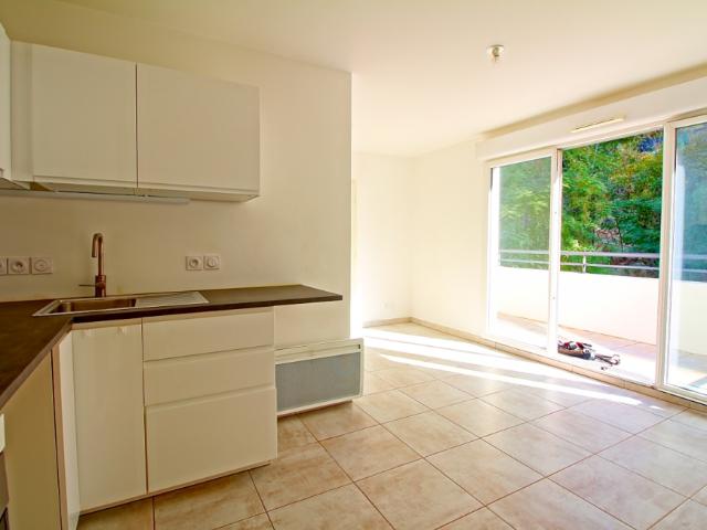 Appartement T2 avec terrasse et box 13012 | Berthoz Immobilier
