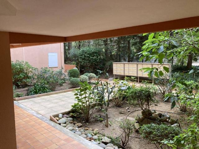 Appartement T2 avec terrasse et garage à Cavalaire