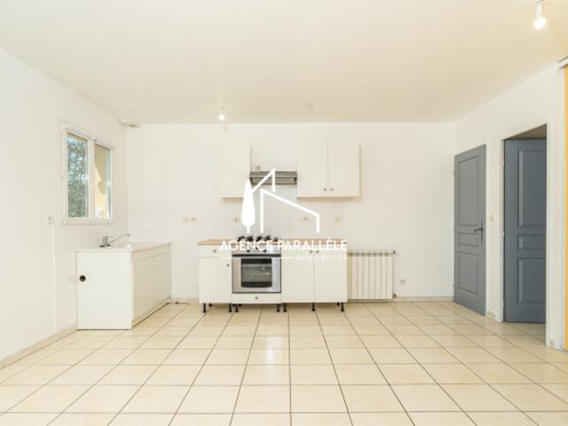 Appartement T2 avec terrasse, jardin privatif et parkings