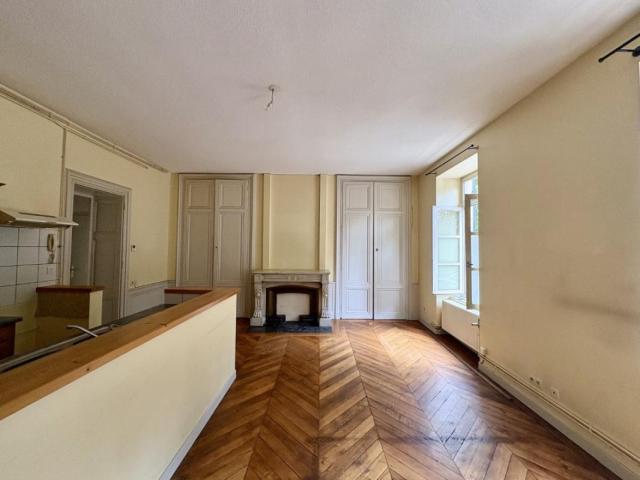 APPARTEMENT T2 BIS A LOUER A AMPLEPUIS