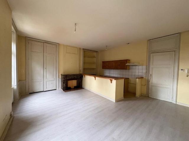 APPARTEMENT T2 BIS A LOUER A AMPLEPUIS
