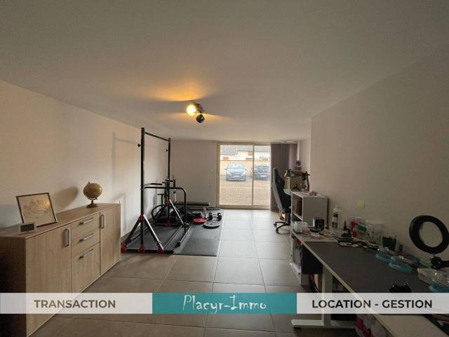 Appartement T2 bis rénové avec deux places de parking, cour et
