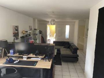Appartement T2 + cour et places de parking