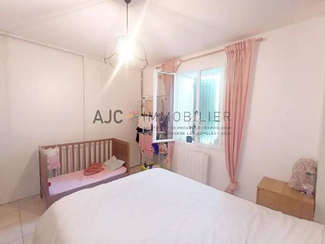 APPARTEMENT T2 + COUR