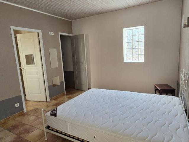 Appartement T2 dans propriété privée SH 49 m² meublée avec petite cour carrelée intérieure + parking !