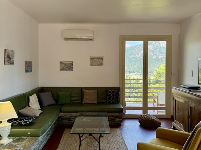 Appartement T2 haut de villa avec terrasse et garage