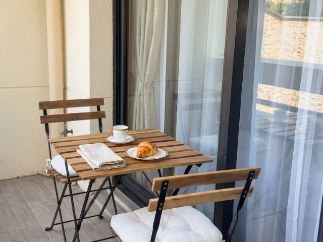 Appartement T2 meublé 52 m² lumineux avec parking sécurisé — Proche parc & transports