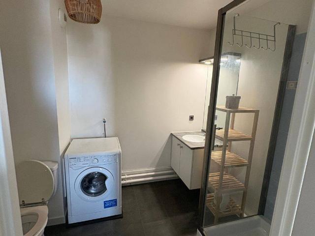 Appartement T2 meublé avec grand balcon aménagé, dernier étage avec ascenseur & parking couvert — Résidence sécurisée à Combs la Ville